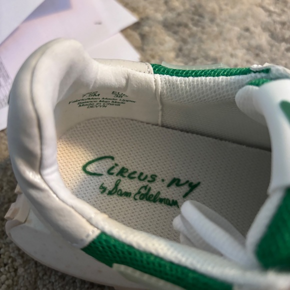 Women’s Sneakers Size 7.5 - Picture 4 of 6